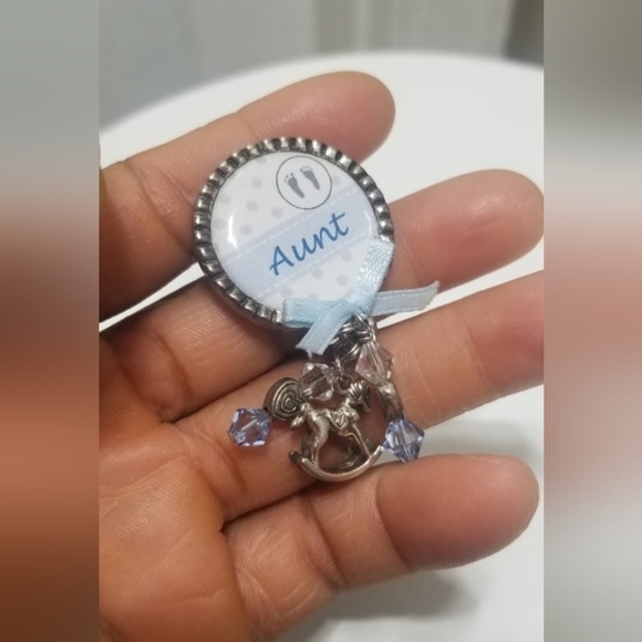 "Aunt" Badge Clip. 🌴 - Picture 3 of 4